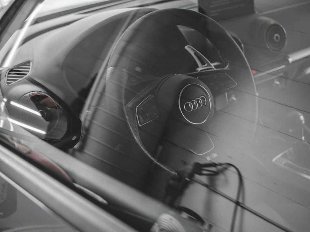 Stellantis_e_la_tecnologia_di_guida_autonoma_RCMLv8FFQj - Veicoli24 Source: Vlad - pexels - Photo of Audi car interior through the window focusing on the steering wheel and dashboard.