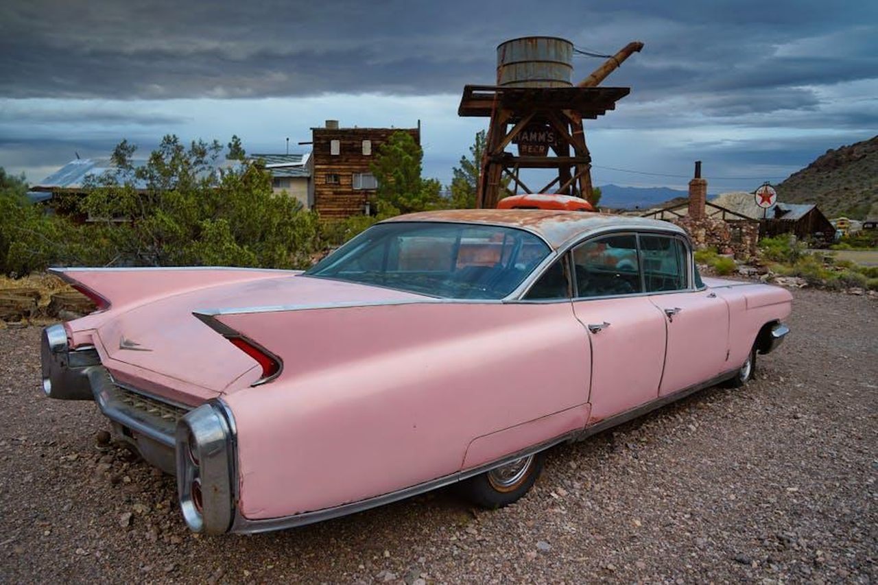 Stile_della_Cadillac_CT5_2025_21zyNQQ7gs - Veicoli24 Source: Johannes Plenio - pexels - A classic pink Cadillac parked in a rustic desert setting, capturing a nostalgic vintage feel.