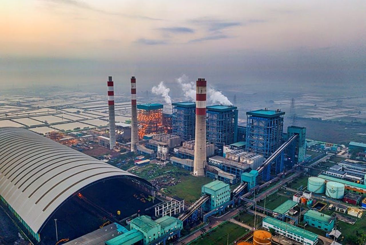 Strategia_del_BMW_Group_per_ridurre_le_emissioni_logistiche_CfAiL5Mwpt - Veicoli24 Source: Tom Fisk - pexels - Aerial view of a large industrial plant in Banten, Indonesia, at dawn.