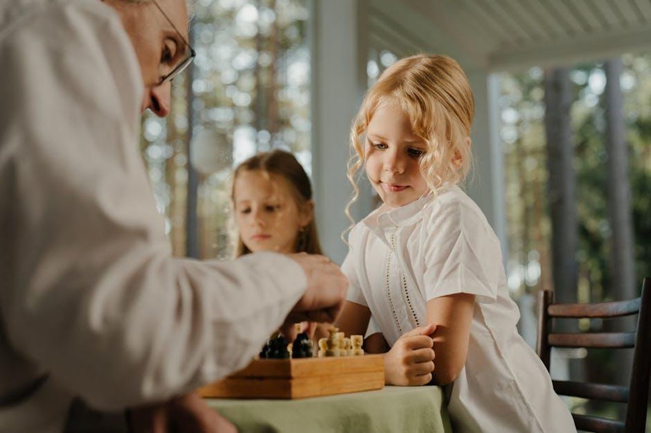 Strategia_di_produzione_di_Stellantis_EpfL9JtLwK - Veicoli24 Source: cottonbro studio - pexels - A family moment captured as children and a senior adult enjoy a game of chess indoors.