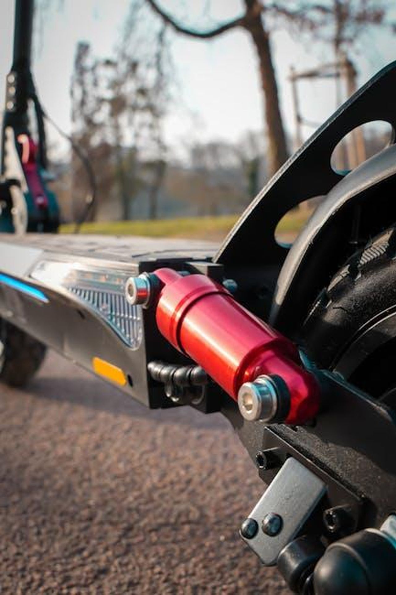 Strategia_futura_e_innovazione_3fcajCZtis - Veicoli24 Source: Assedrani Official - pexels - Detailed view of the suspension system on an electric scooter parked outdoors.
