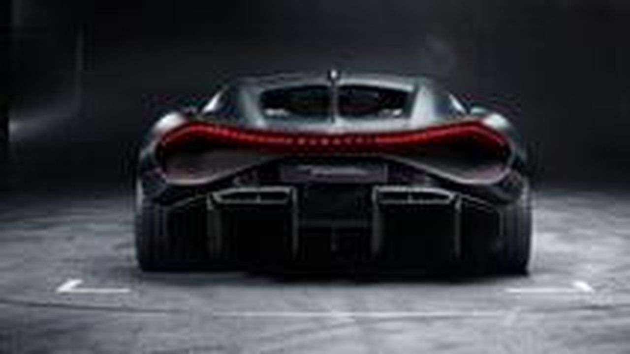 Strategie_di_Porsche_e_Bentley_nel_contesto_delle_auto_elettriche_UXiITJugMB - Veicoli24 Strategie di Porsche e Bentley nel contesto delle auto elettriche Source: Erik Mclean - pexels - Contemporary prestige automobile parked on asphalt ground lighted with bright shiny lamps