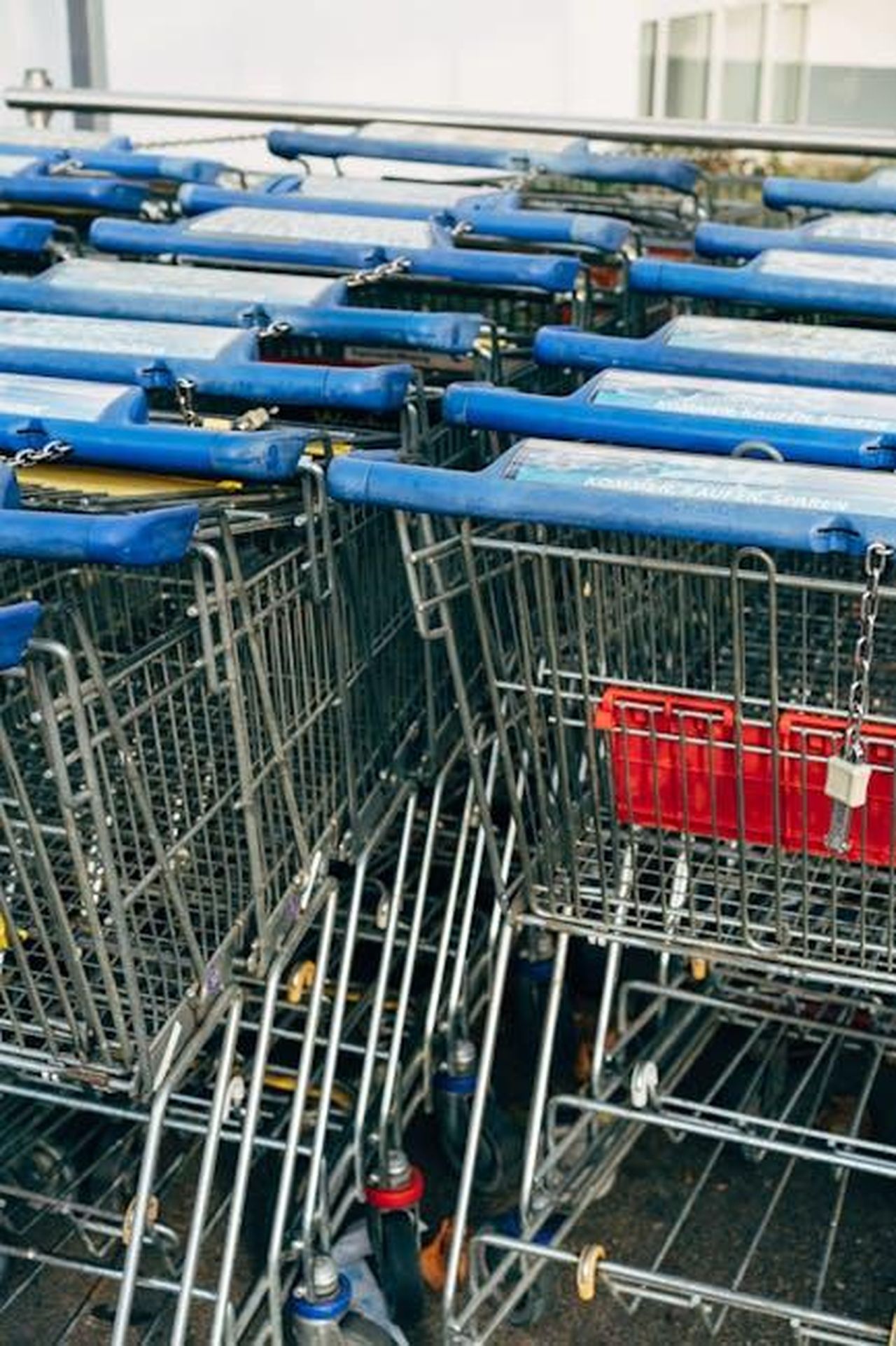 Strategie_future_e_vendite_di_asset_7YujvXo9sS - Veicoli24 Source: Markus Winkler - pexels - A collection of metal shopping carts with blue handles outside a store.