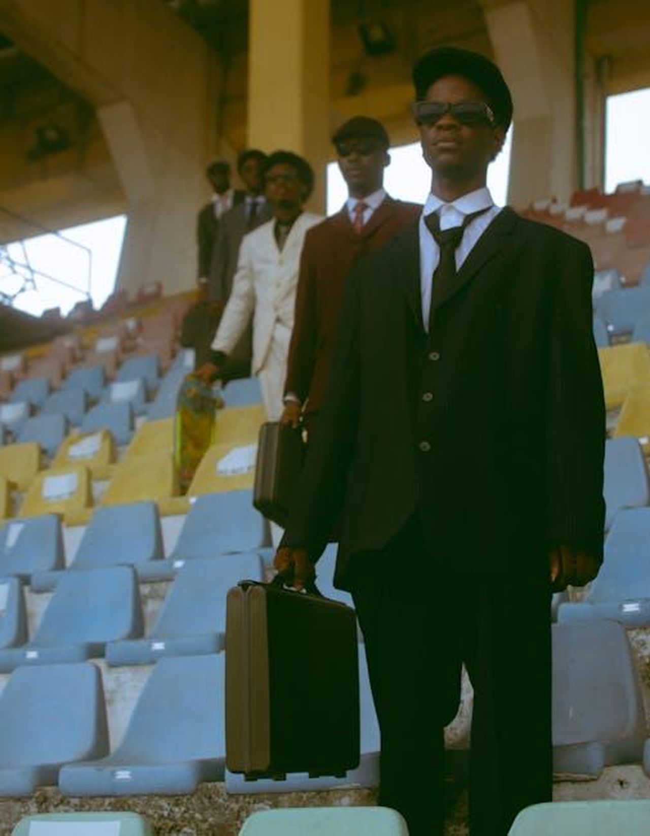 Supporto_del_team_di_leadership_fRnLlfsJws - Veicoli24 Source: Made by Pixels - pexels - Group of businessmen in suits with briefcases walking through stadium stands.