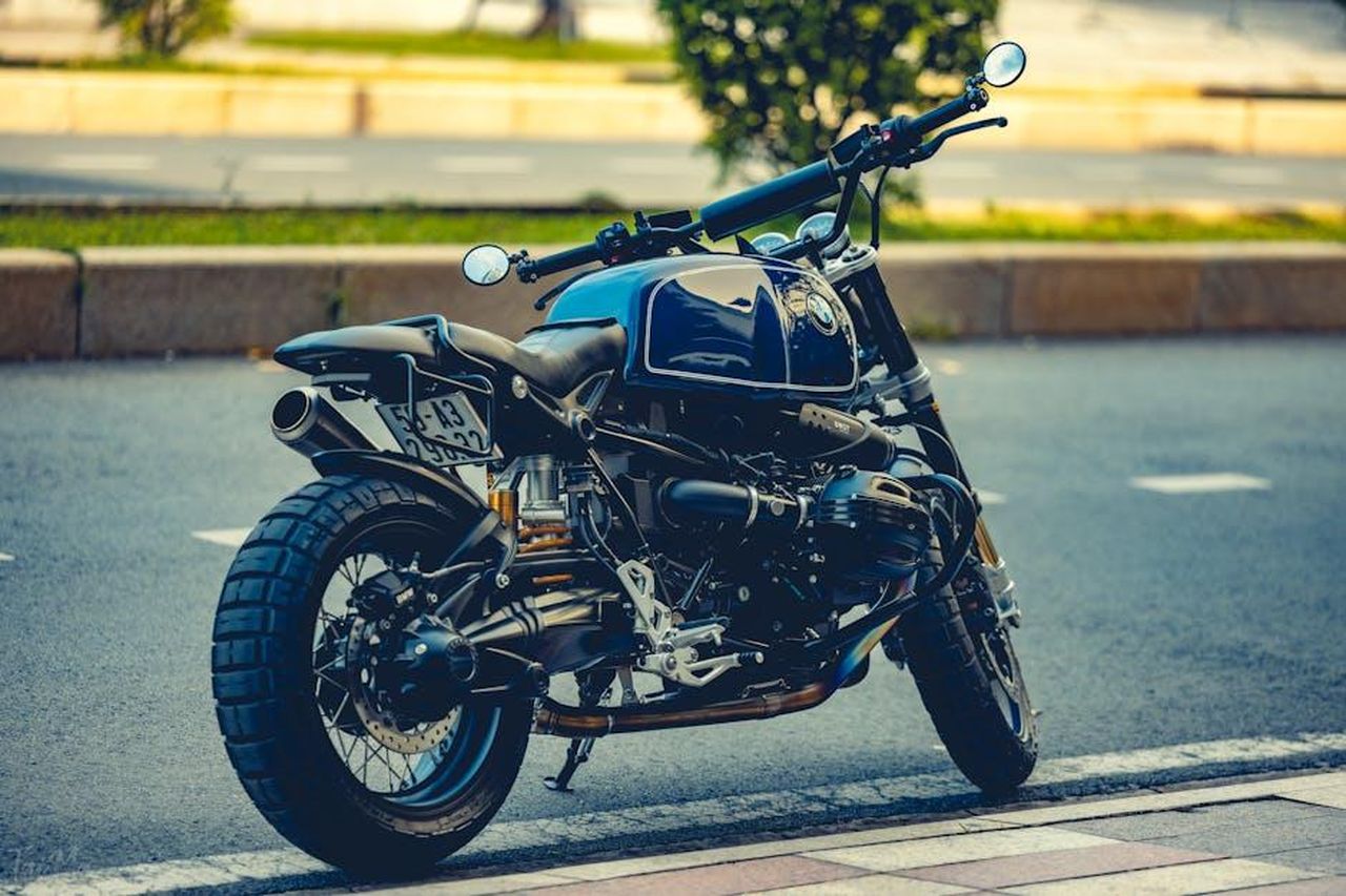Sven_Blusch_Siamo_pronti_per_Phillip_Island_8iFMWTXT8g - Veicoli24 Source: Mã Chí Tài - pexels - Stylish motorcycle parked on an urban road with natural background.