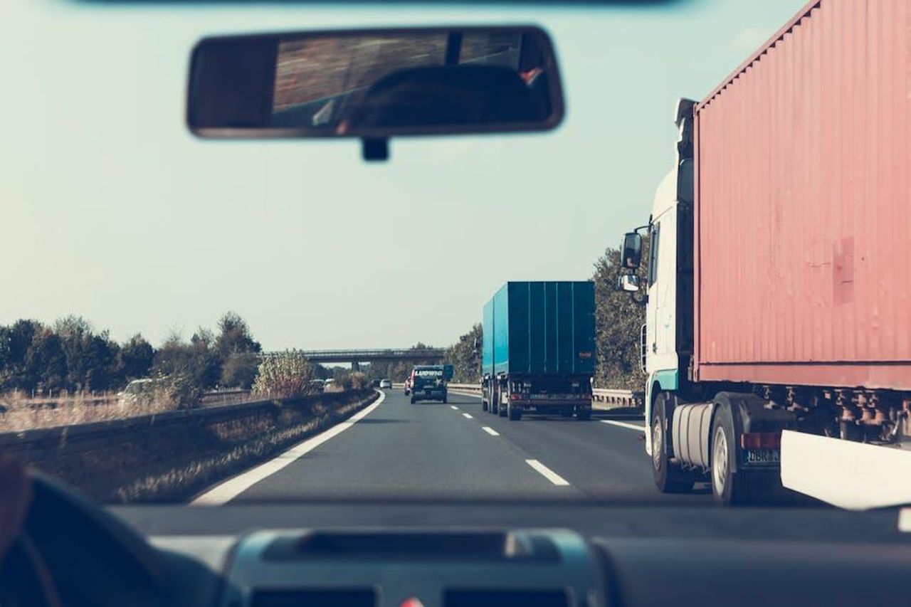 Target_di_mercato_del_Ford_Ranger_Super_Duty_FZ07YkwmND - Veicoli24 Source: Markus Spiske - pexels - View through rearview mirror of trucks on a German highway, driving towards Bamberg.