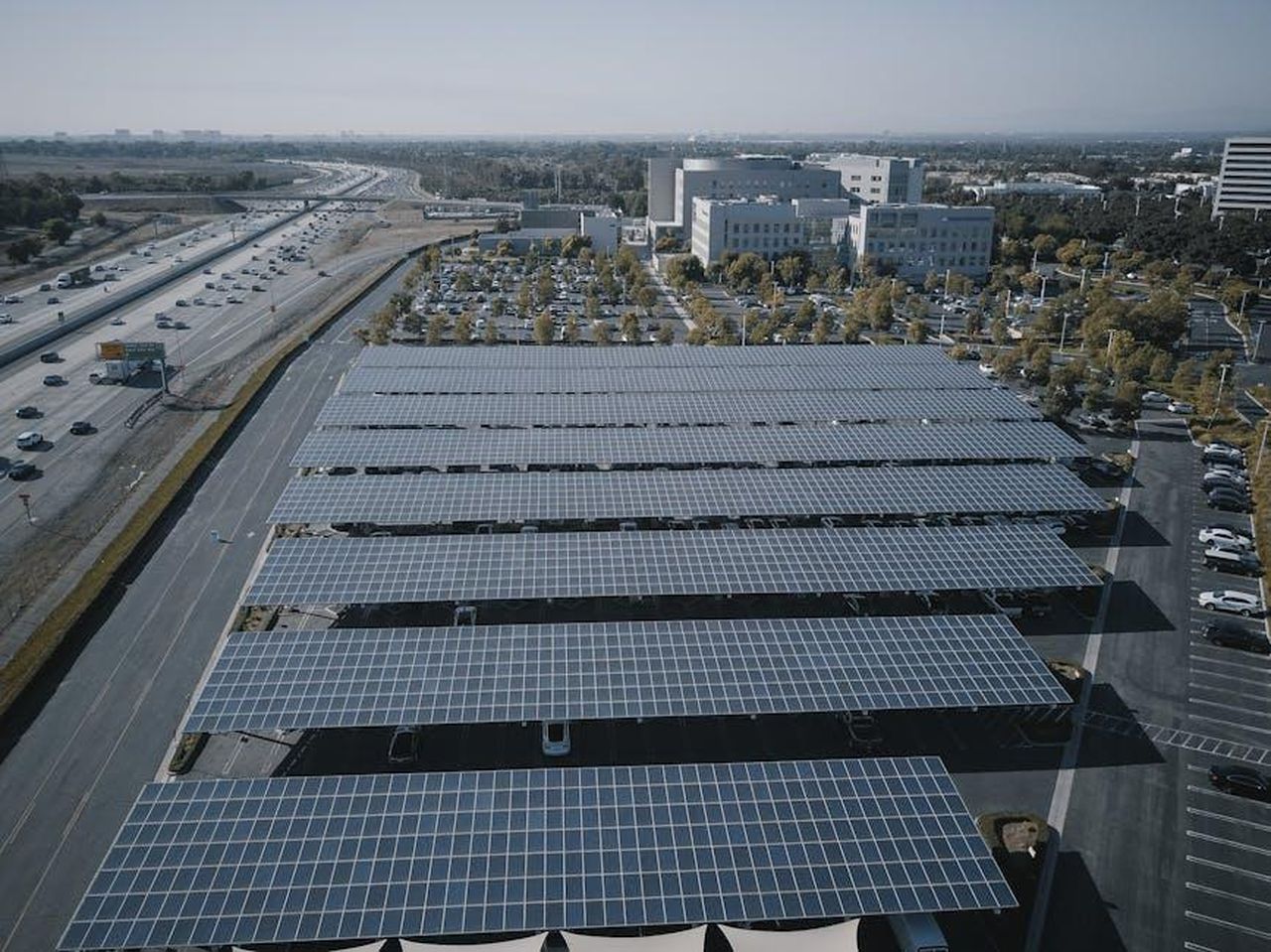 Tecnologia_a_800_volt_per_ricariche_pi_veloci_XiYBr1ZclO - Veicoli24 Source: Kindel Media - pexels - Aerial view of extensive solar panels in an urban setting, showcasing renewable energy.