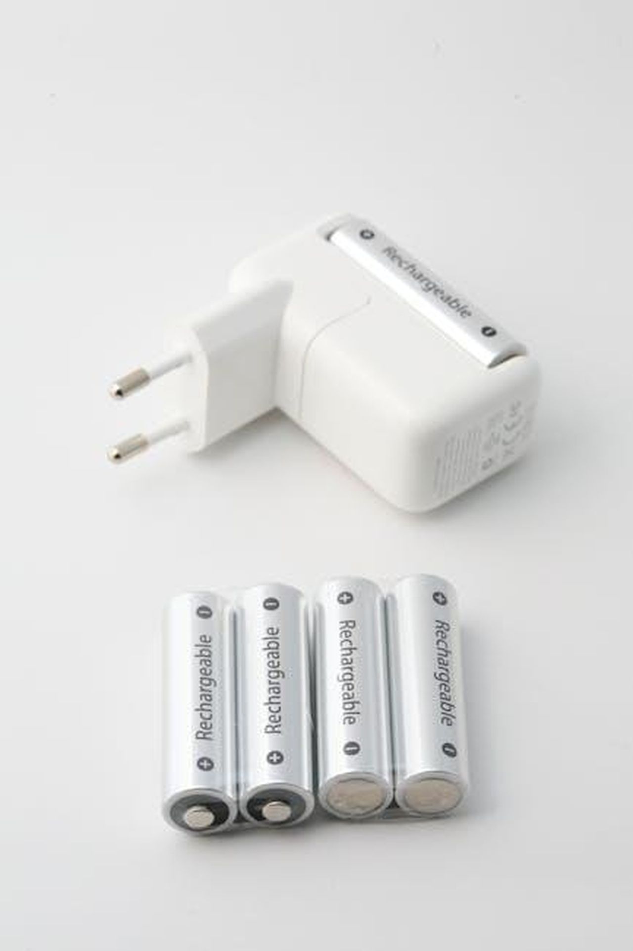 Tecnologia_celltopack_e_packtoopenbody_4yVUYnJ1K4 - Veicoli24 Source: wutthichai charoenburi - pexels - Close-up of a battery charger and rechargeable batteries on a white background, perfect for tech and energy themes.