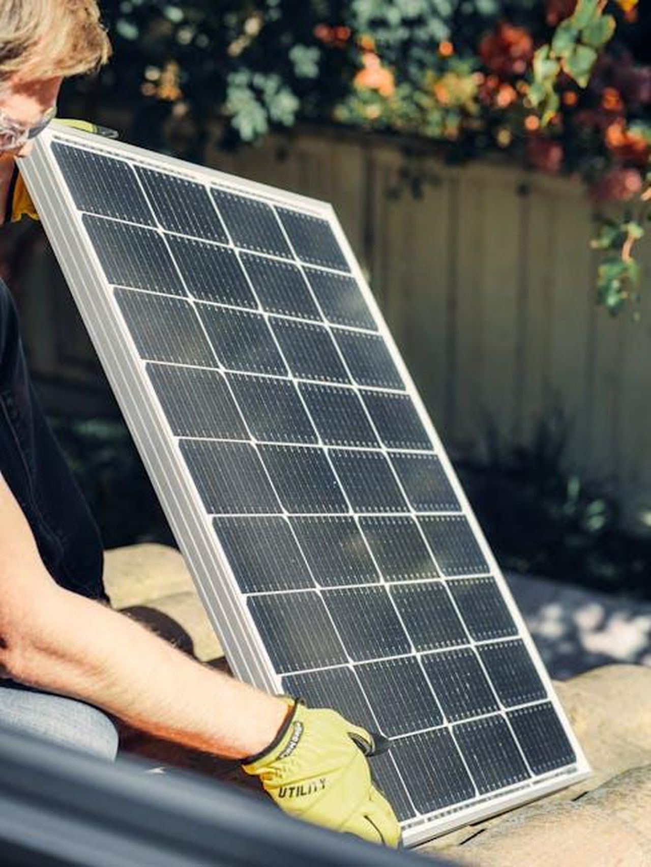 Tecnologia_delle_batterie_allo_stato_solido_faVigTeMtF - Veicoli24 Source: Kindel Media - pexels - A worker installs a solar panel in a garden, promoting clean energy.