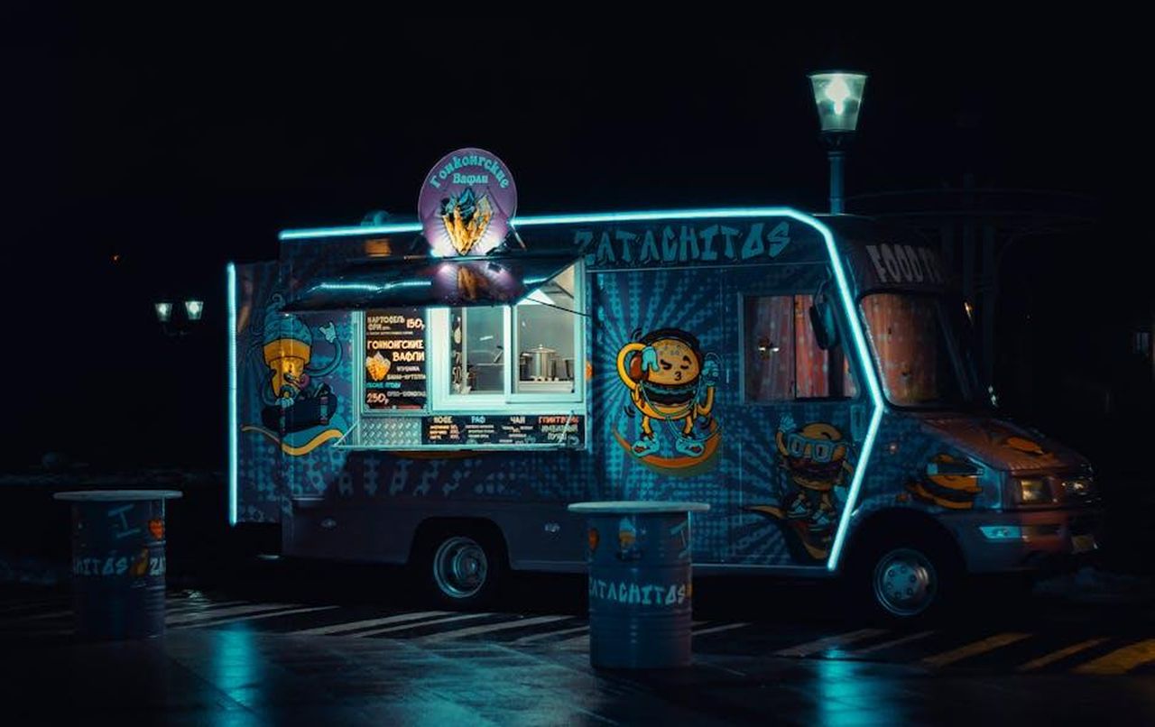 Tecnologia_e_efficienza_del_nuovo_SUV_GpCPOBbyvJ - Veicoli24 Source: Artem Saranin - pexels - Colorful food truck glowing with neon lights during nighttime.