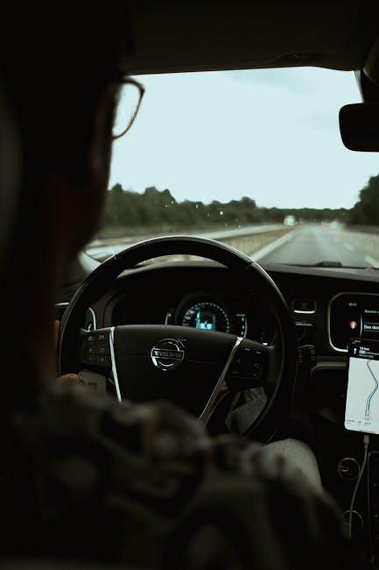 Tecnologia_e_materiali_sostenibili_BLr62ChFej - Veicoli24 Source: Sami Aksu - pexels - Experience a tranquil drive in a Volvo as the road unfolds ahead. Ideal for travel and lifestyle themes.