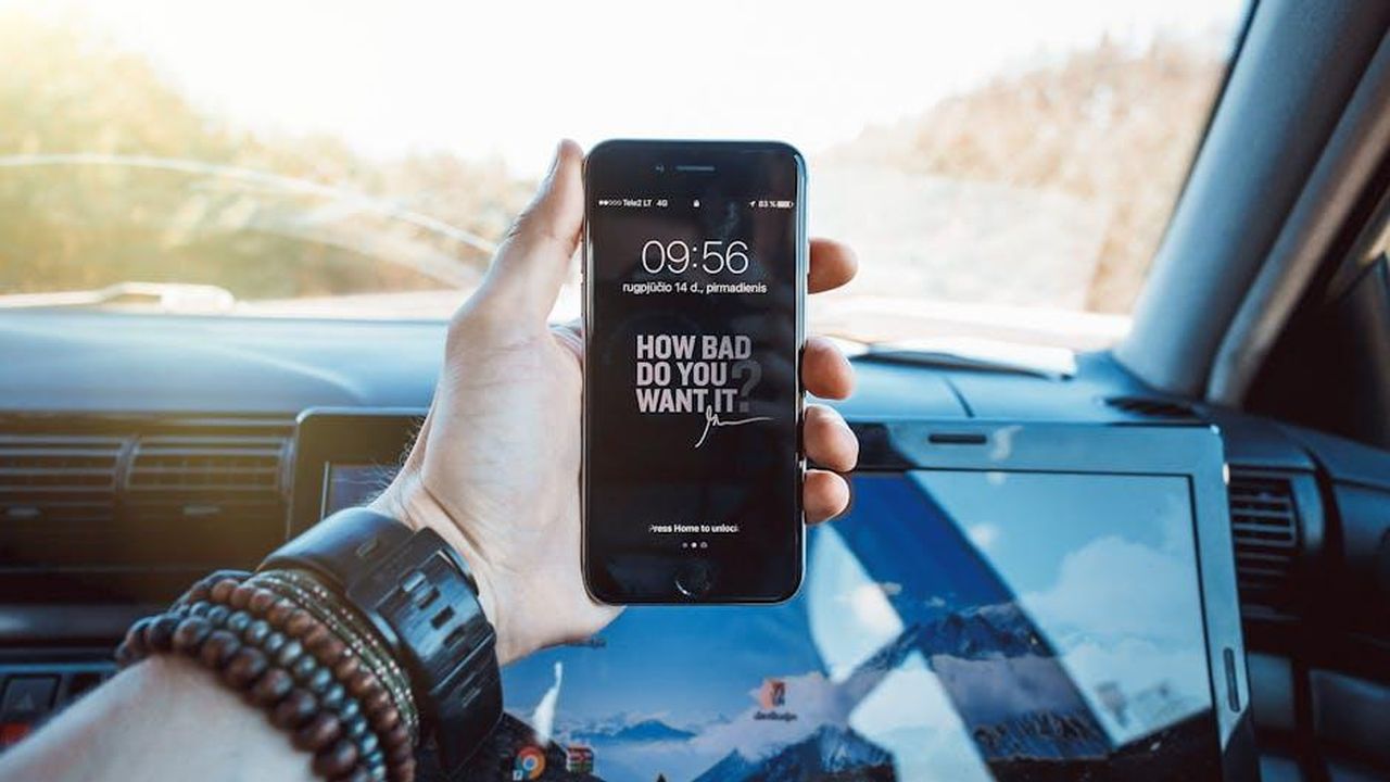 Tecnologie_presentate_alla_conferenza_W0S1DvWEPe - Veicoli24 Source: Jonas Svidras - pexels - Close-up of a hand holding a smartphone in a car, highlighting technology and motivation.
