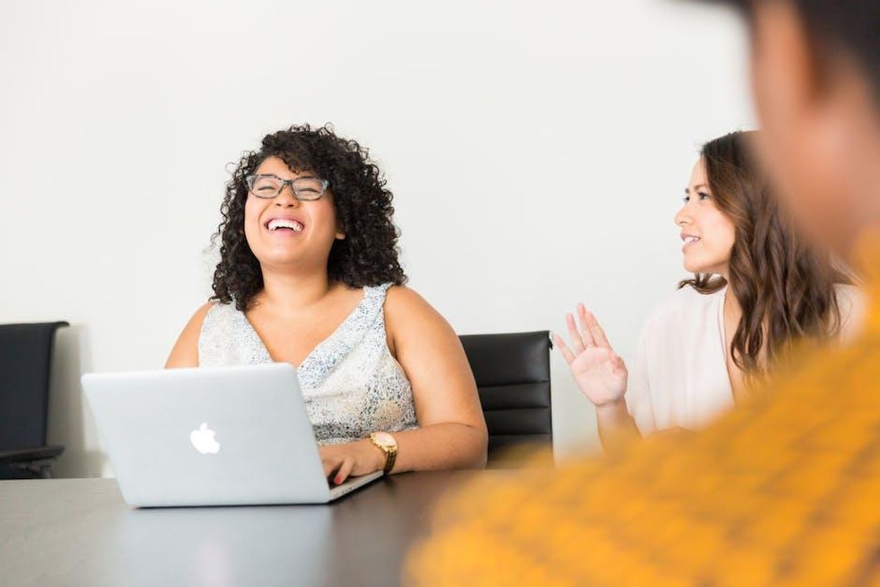 Tengineering_storia_e_specializzazioni_hNzQIMdsJX - Veicoli24 Source: Christina Morillo - pexels - Professional women engaged in a lively meeting at the office using technology.