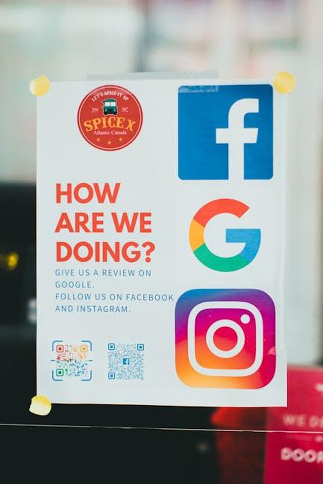 Testimonianze_e_feedback_sul_Carwow_Wallet_xsSXNVXqy3 - Veicoli24 Source: Jonathan Cooper - pexels - Poster encouraging reviews on Google, Facebook, and Instagram.