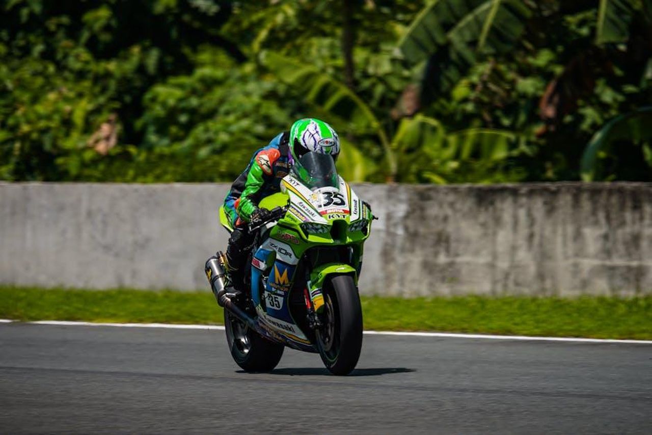 Toprak_Razgatlolu_pronto_per_lapertura_della_stagione_HDHzRxcmI2 - Veicoli24 Source: Harvey Tan Villarino - pexels - A thrilling moment of a motorcycle racer speeding on a track in Batangas, Philippines.