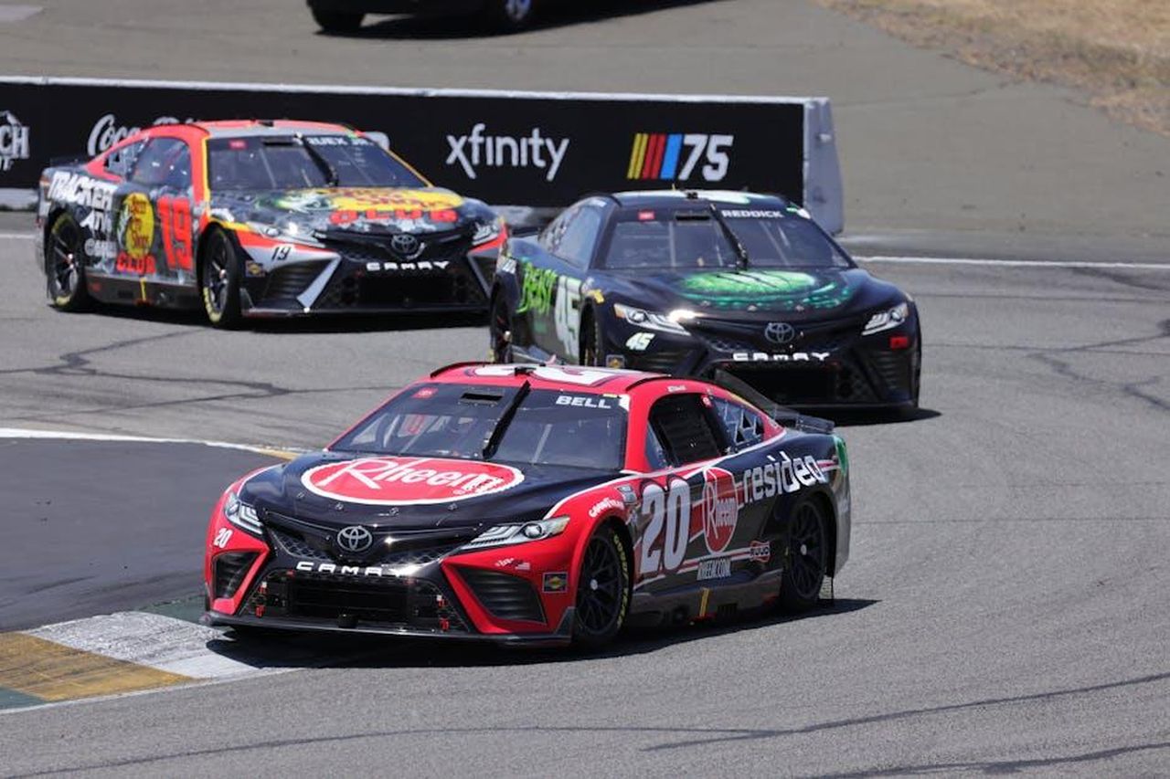 Toyota_conferma_il_ritorno_di_modelli_iconici_ZnPvduQuqE - Veicoli24 Source: Sean P. Twomey - pexels - Dynamic stock car race with colorful vehicles speeding on a sunlit track at a major event.