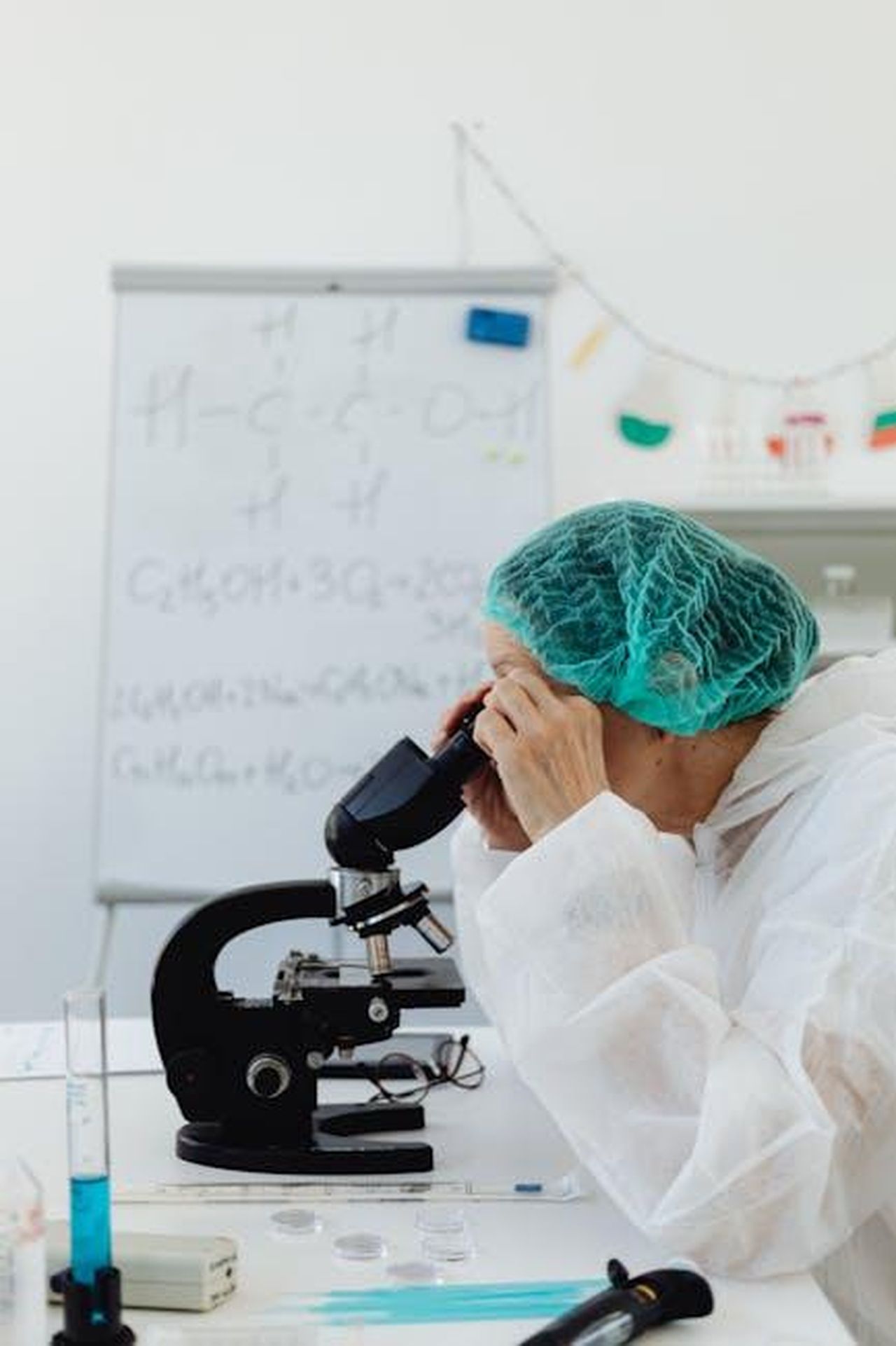 Toyota_e_la_visione_dellidrogeno_nel_futuro_Pg6mdInit8 - Veicoli24 Source: Photo By: Kaboompics.com - pexels - Researcher in protective gear using a microscope in a laboratory setting for chemical analysis.