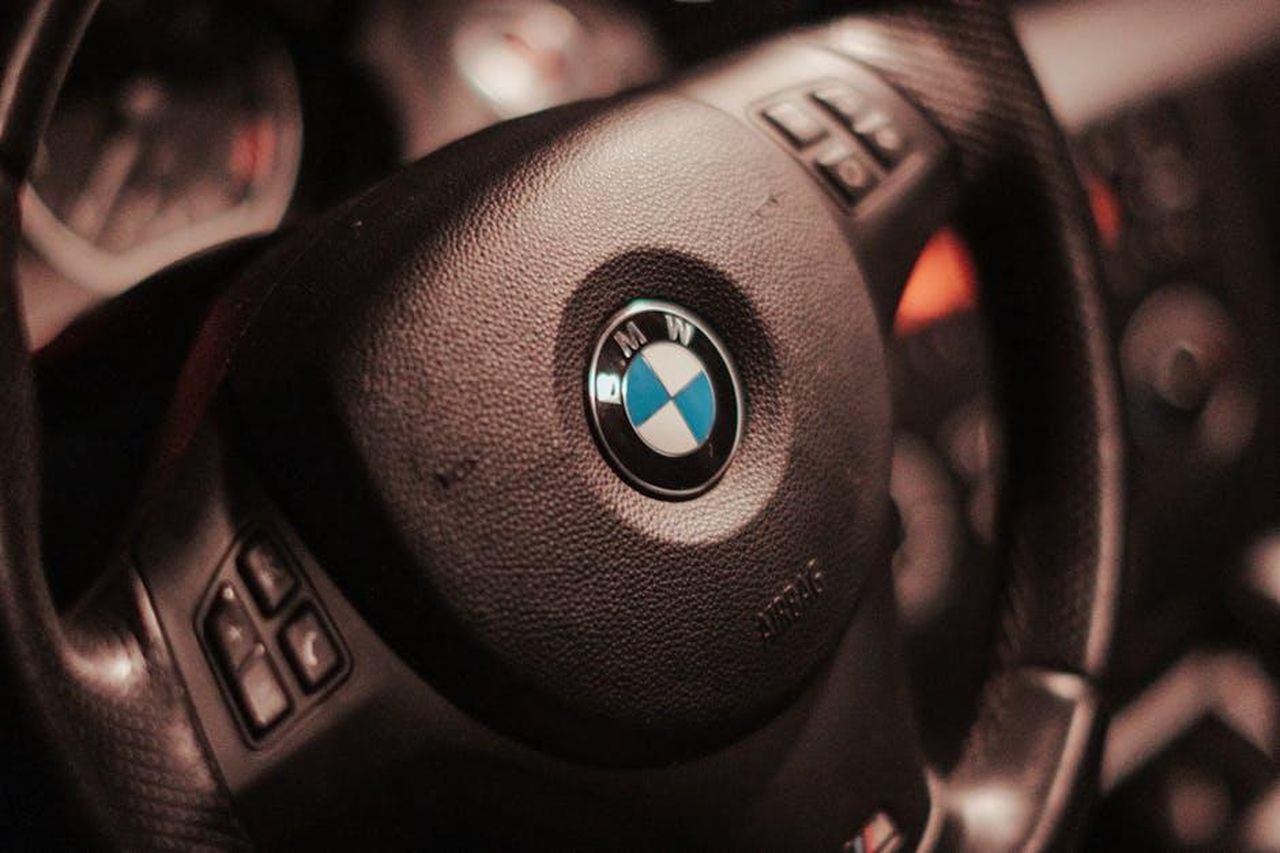 Trionfi_per_BMW_Golden_Steering_Wheel_e_Auto_Trophy_RVpSwIgU5m - Veicoli24 Source: Luis Quintero - pexels - Detailed view of a BMW car steering wheel, highlighting luxury automotive design.