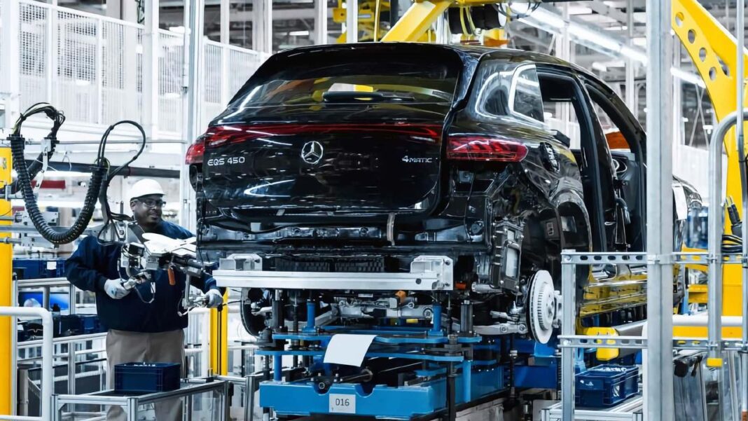 Impatto sui produttori americani Trump impone dazi del 25% sulle auto importate: impatti su Mercedes e Ford