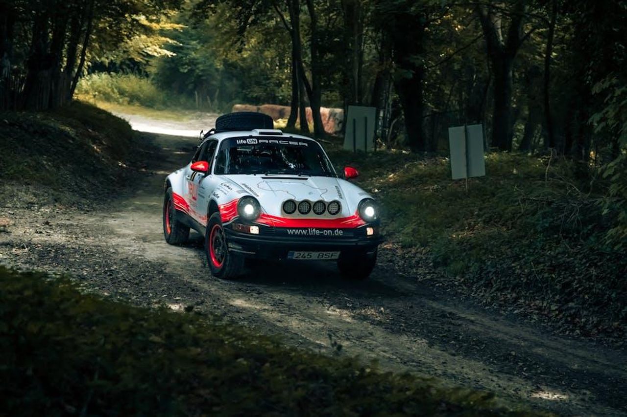Un_Porsche_911_unico_nel_suo_genere_m3mMCTe0Dm - Veicoli24 Source: GMB VISUALS - pexels - A Porsche rally car speeding through a forest track in England, capturing the thrill of motorsport.