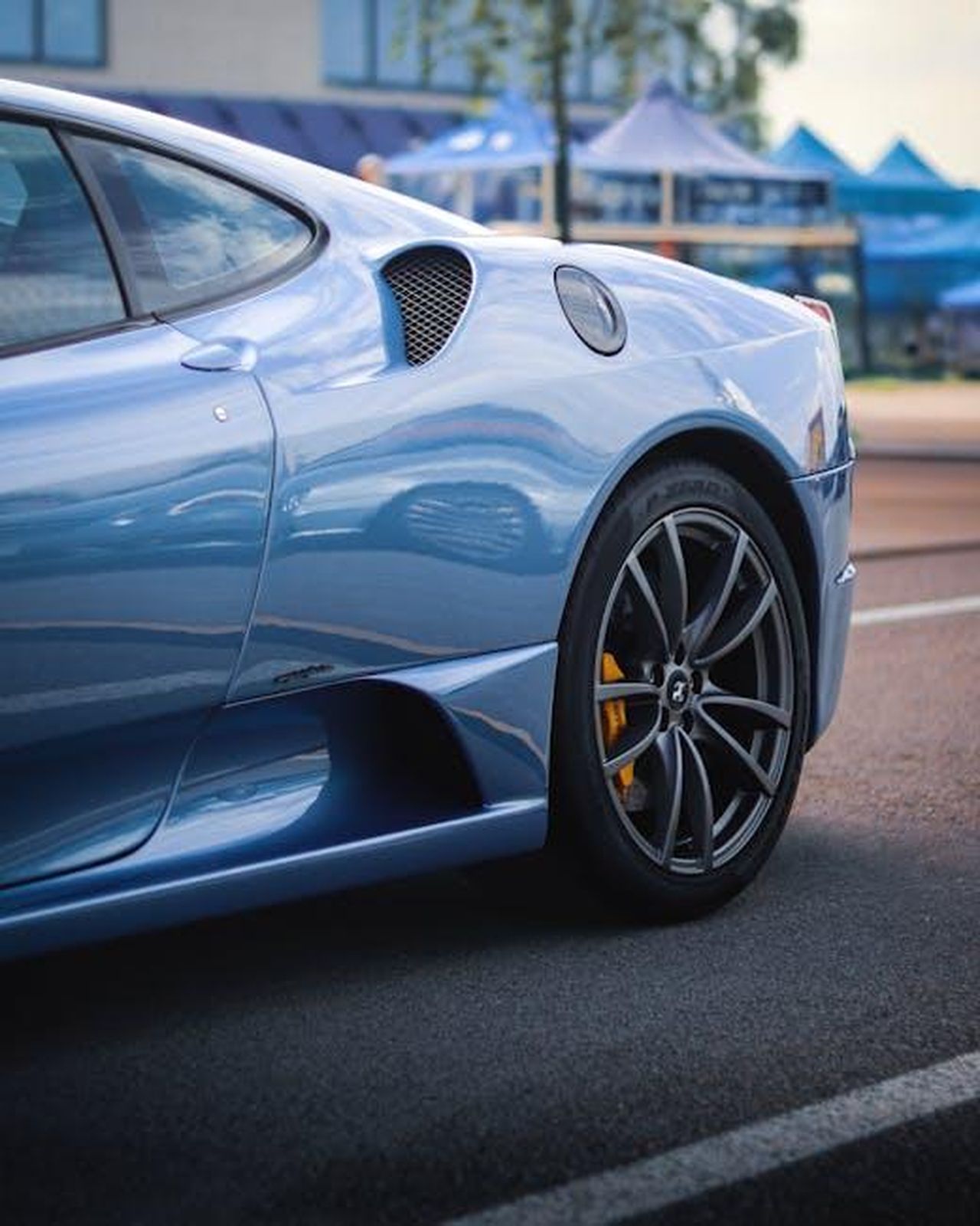 Un_prezzo_superiore_ai_500000_euro_per_il_primo_EV_di_Ferrari_WoT5o0AHLI - Veicoli24 Source: egeardaphotos - pexels - High-quality shot of a blue Ferrari showcasing Italian luxury and style in İstanbul's cityscape.