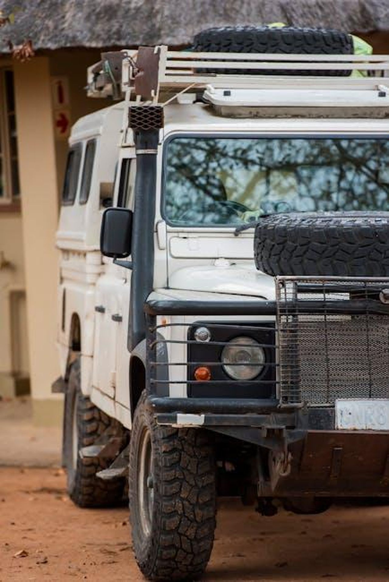 Un_video_che_mostra_le_capacit_del_Singer_ACS_Jv3ygAFFpc - Veicoli24 Source: Frans van Heerden - pexels - Close-up of a rugged Land Rover vehicle ready for adventure in the outdoors of South Africa.