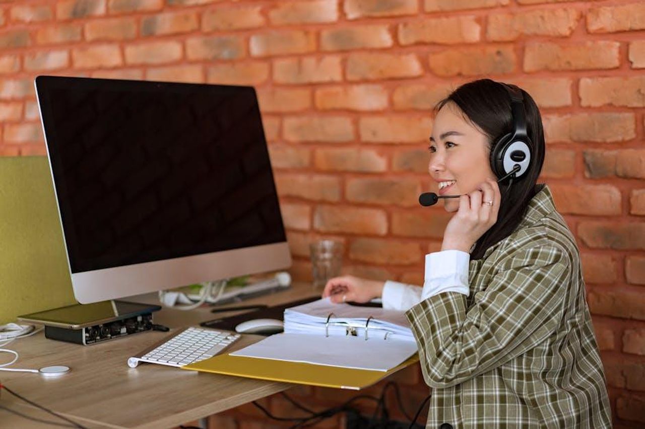Usi_il_termine_vulnerabile_quando_parli_con_i_clienti_PI1l26vzUp - Veicoli24 Source: Mikhail Nilov - pexels - Smiling female call center agent working at desk with computer and headset.