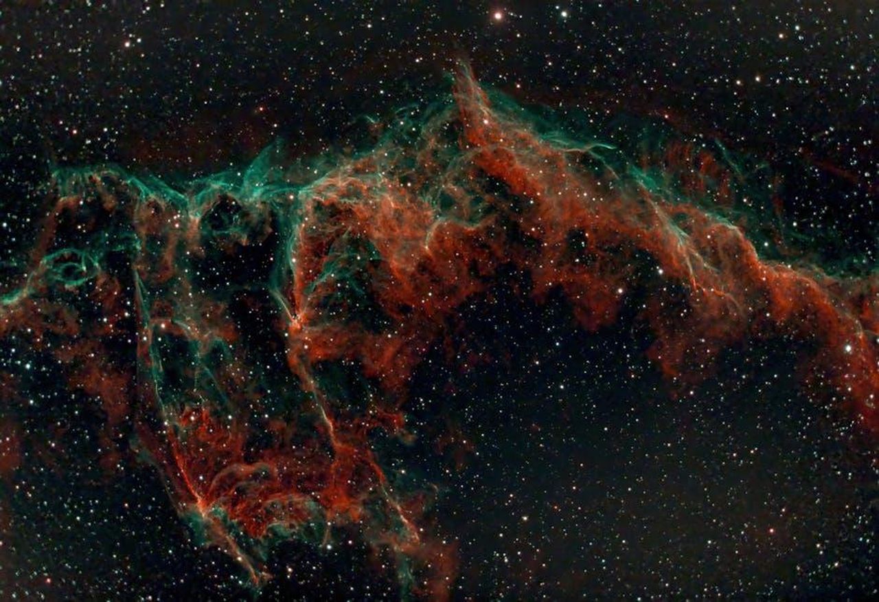 Utilizzo_di_bruciatori_a_idrogeno_flessibili_nel_reparto_verniciatura_kF2ThLYATR - Veicoli24 Source: Daniel Cid - pexels - Captivating image of the Veil Nebula showing vibrant red and green hues against the starry cosmos.
