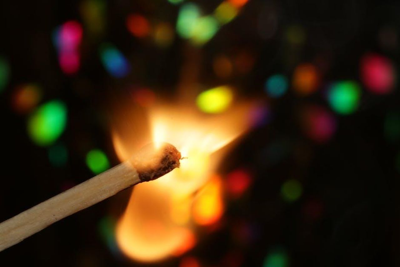 VANEA_e_VANCA_le_nuove_varianti_lyljbEyars - Veicoli24 Source: Pixabay - pexels - A striking image of a burning matchstick with vibrant, colorful bokeh in the background.