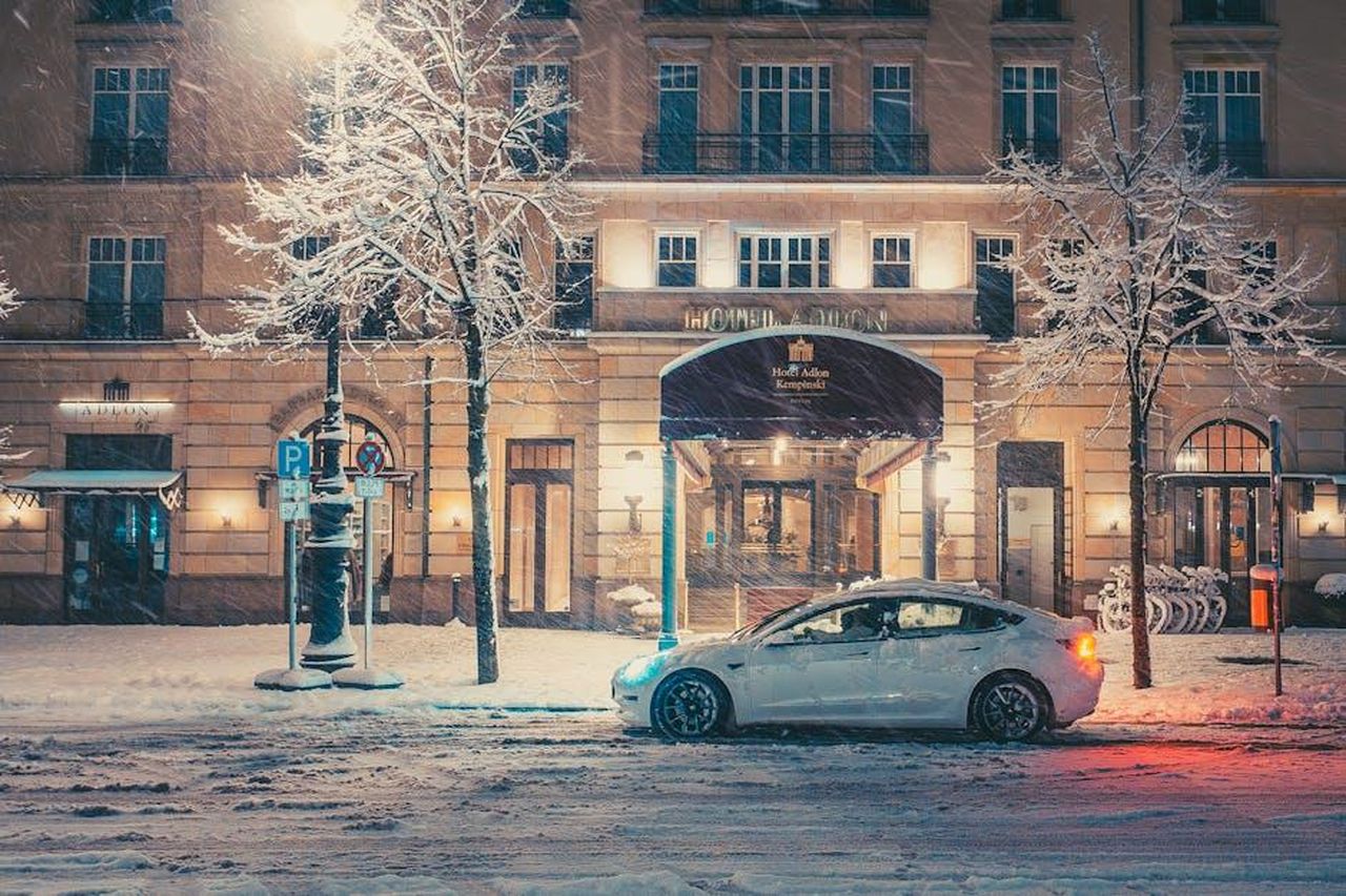 Vantaggi_competitivi_per_Tesla_nel_nuovo_contesto_q8Fx5UYhRm - Veicoli24 Source: Silvio Pelegrin - pexels - Free stock photo of adlon hotel, berlin, car