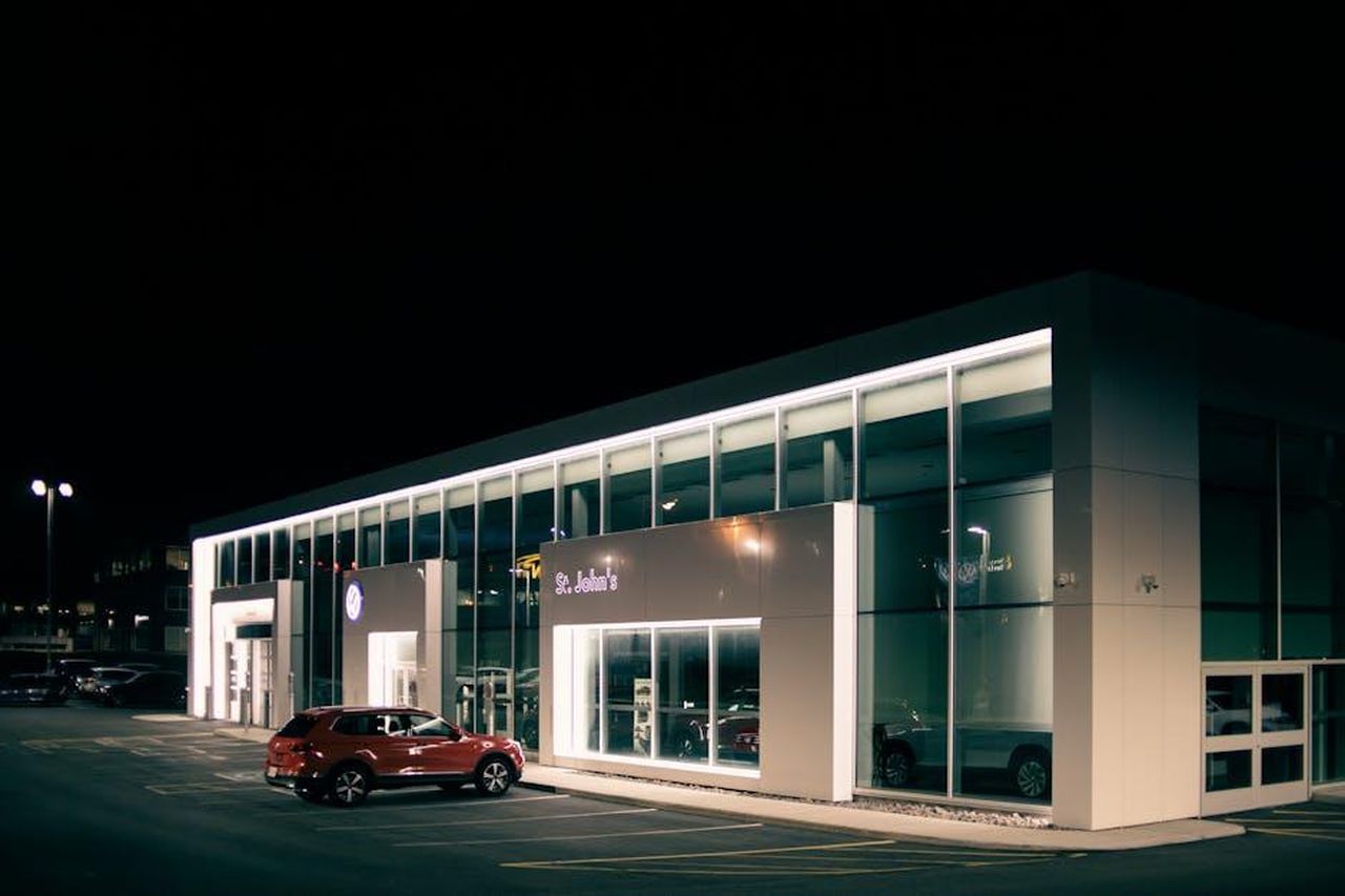 Vendite_di_veicoli_nuovi_proiezioni_e_crescita_XbxxKiDu1t - Veicoli24 Source: Erik Mclean - pexels - Off road car parked near entrance of shop with luminous lights at dark night