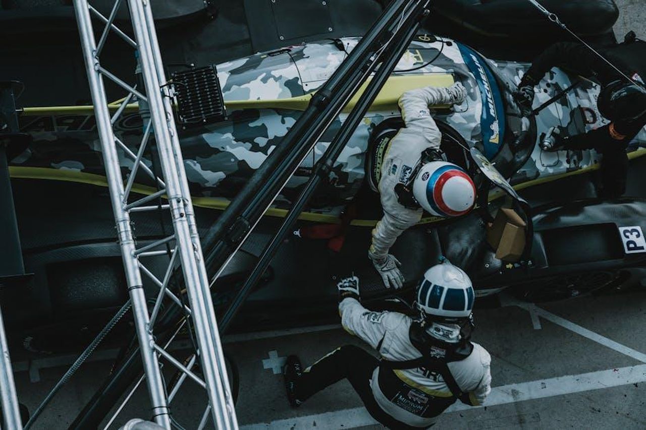 Vision_2030_strategia_per_la_crescita_del_motorsport_8OwyslA5pP - Veicoli24 Source: Quentin Tricoire - pexels - A dynamic overhead view of a pit stop during a formula racing event, showcasing teamwork and precision.