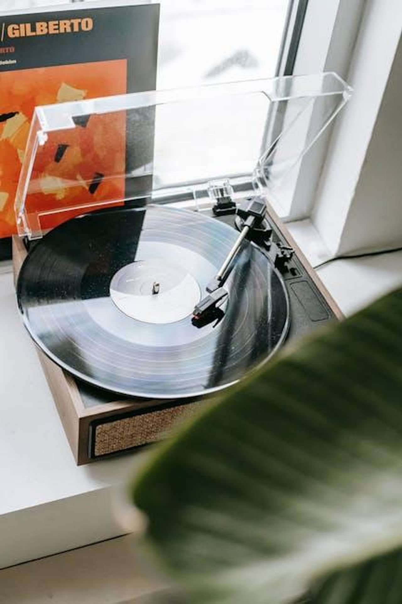 Accesso_alla_Playlist_della_Felicit_ZPLAaA3Zwr - Veicoli24 Source: Alex Green - pexels - Stylish vintage vinyl record player in a cozy apartment setting with visible album cover.