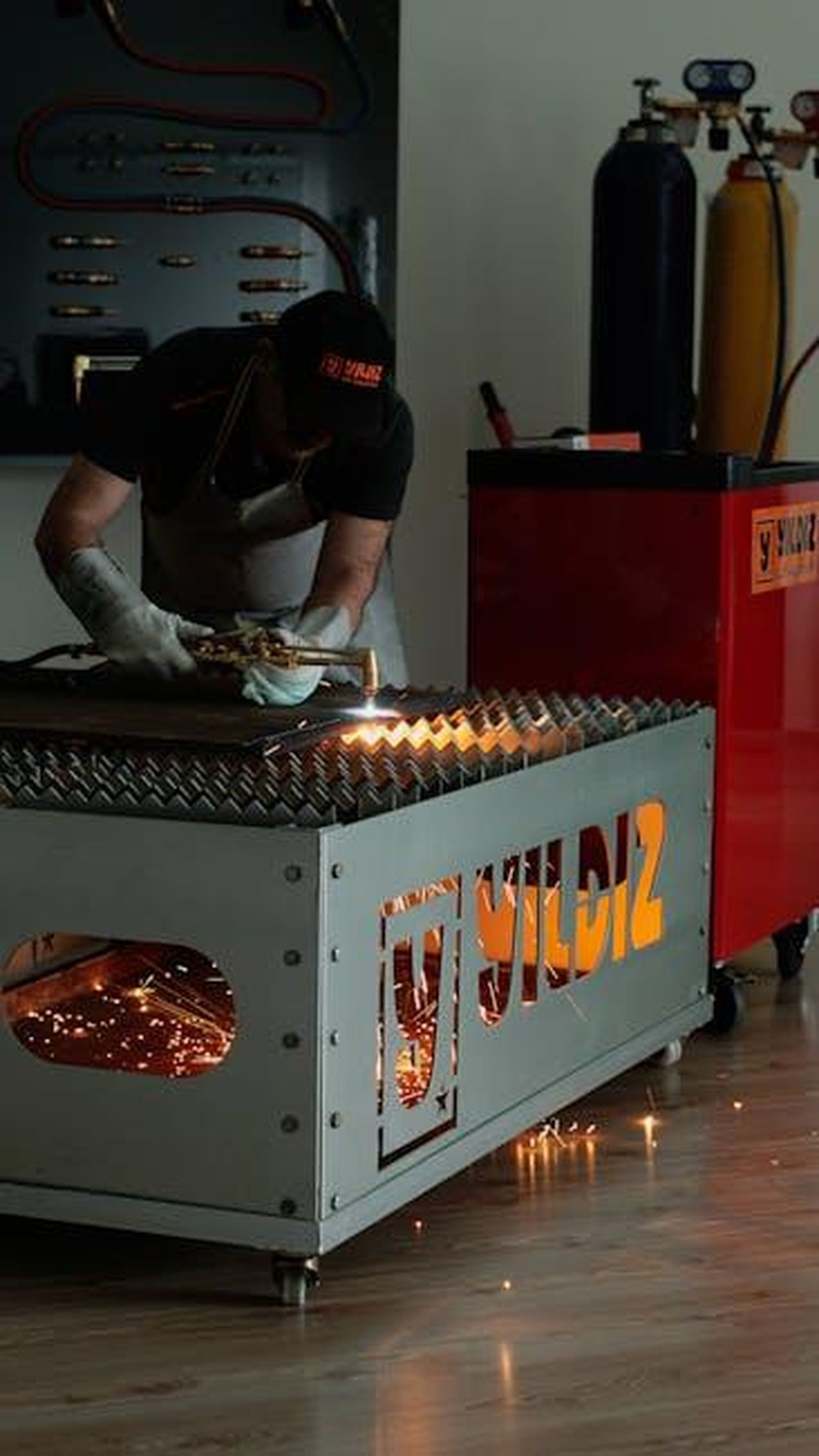 Aggiornamento_del_modello_BMW_iX_inizio_produzione_a_Dingolfing_Ot2hqvp79O - Veicoli24 Source: Duygu - pexels - A worker skillfully operates a metal cutting tool, producing sparks in an industrial setting.