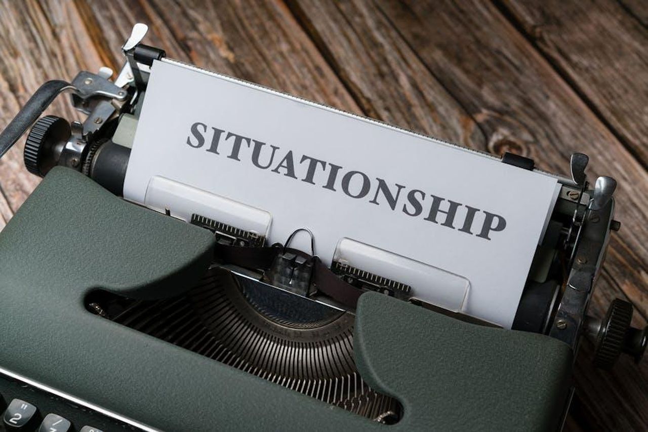 Allegati_dellarticolo_cFQRT8TfRn - Veicoli24 Source: Markus Winkler - pexels - Close-up of a vintage typewriter with "Situationship" typed on paper, symbolizing modern dating concepts.