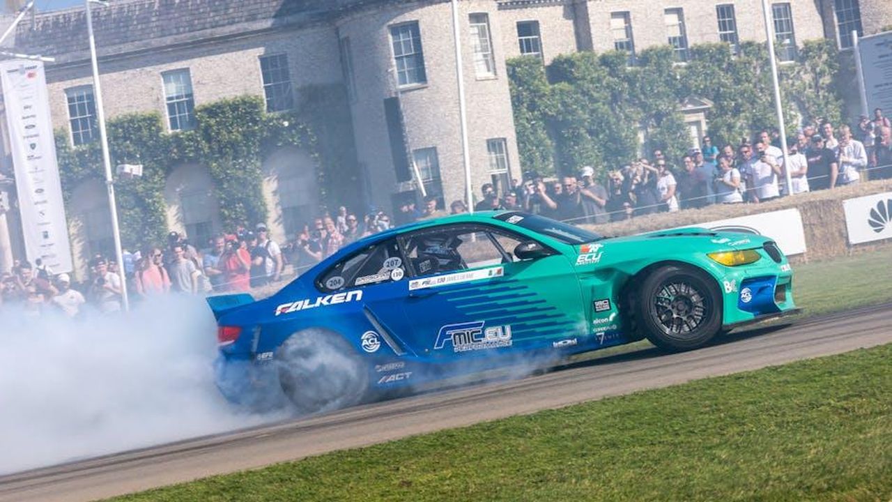 Anteprima_e_debutto_al_Goodwood_Festival_of_Speed_qAipv7EKJ9 - Veicoli24 Source: Jack Gittoes - pexels - High-speed drift car at a motorsport festival with spectators in England.