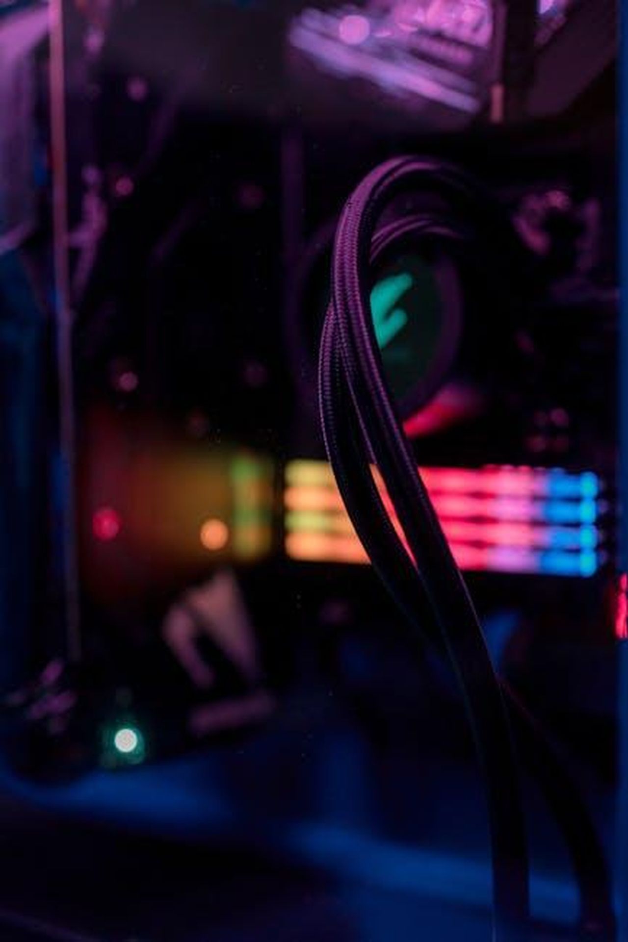 Architettura_del_cablaggio_zonale_4sRh6iAtaL - Veicoli24 Source: Ron Lach - pexels - Vibrant close-up of computer components with colorful LED lights and cables in a modern setup.