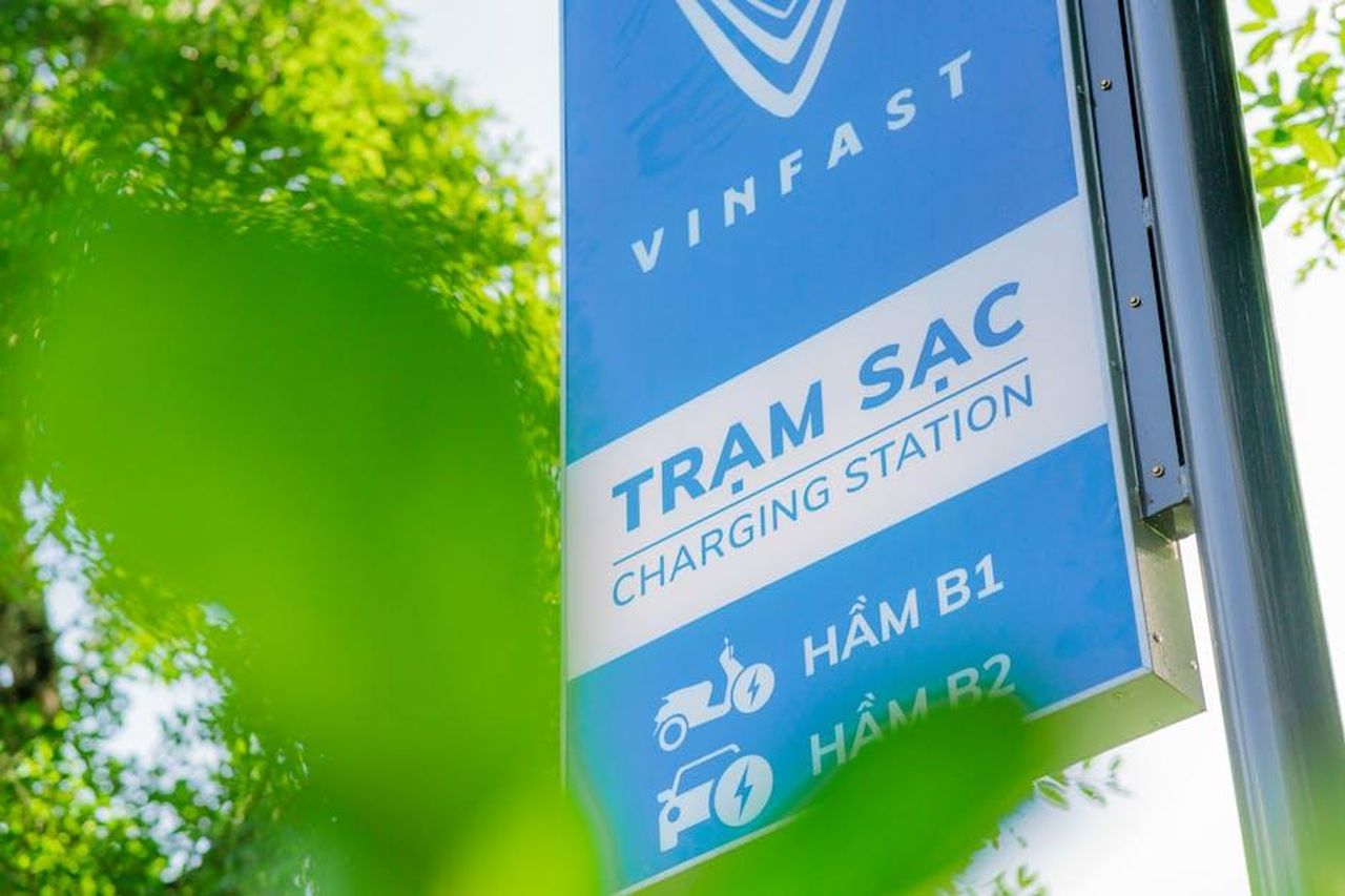 Architettura_elettrica_a_800_volt_STlEOjVLpg - Veicoli24 Source: Toàn Văn - pexels - Close-up of a VinFast charging station sign with green leaves in the foreground, indicating eco-friendly technology.