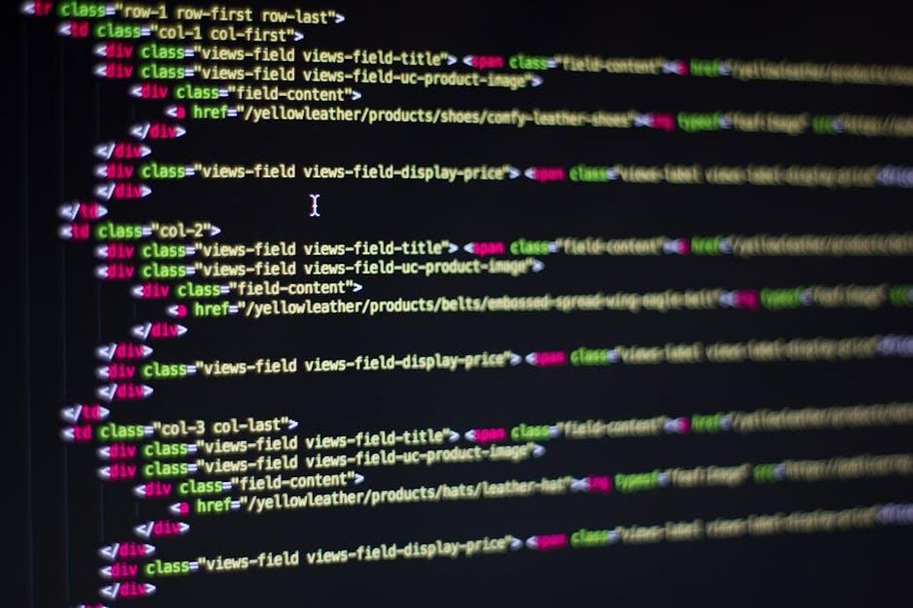 Architettura_software_avanzata_TptXfEe5iK - Veicoli24 Source: Pixabay - pexels - Detailed close-up of HTML code on a computer monitor, showcasing web development.