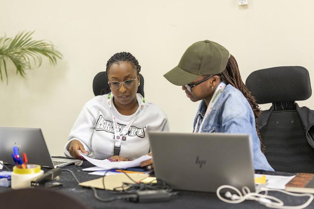 Assistenti_dei_Stewards_Maureen_Wahu_e_Ida_Tallam_SHrx4f3HgI - Veicoli24 Assistenti dei Stewards: Maureen Wahu e Ida Tallam 2025 Safari Rally Kenya - Assistant Secretaries to the Stewards Ida Tallam (right) and Maureen Wahu (left)