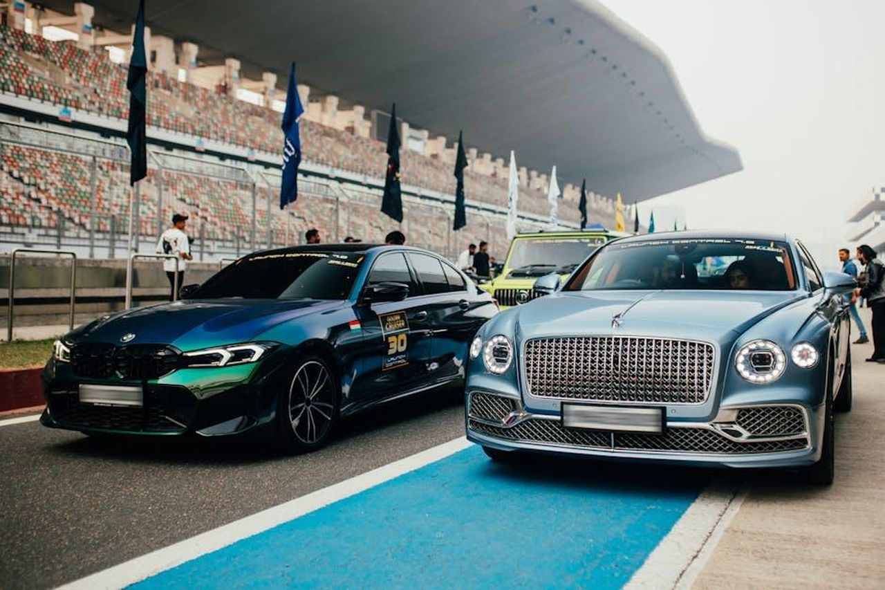 BMW_M_Motorsport_e_la_stagione_DTM_2025_hlCafgz1eY - Veicoli24 Source: Mohit Hambiria - pexels - Elegant lineup of luxury cars at a racing event in Greater Noida, India, showcasing Bentley and BMW models.