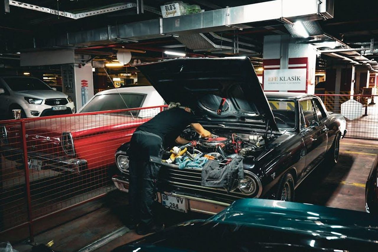 BMW__sempre_al_fianco_dei_suoi_clienti_C7L6VVrwSm - Veicoli24 Source: Emre Gokceoglu - pexels - Mechanic repairing a classic car engine in an underground garage in Ankara, Türkiye.