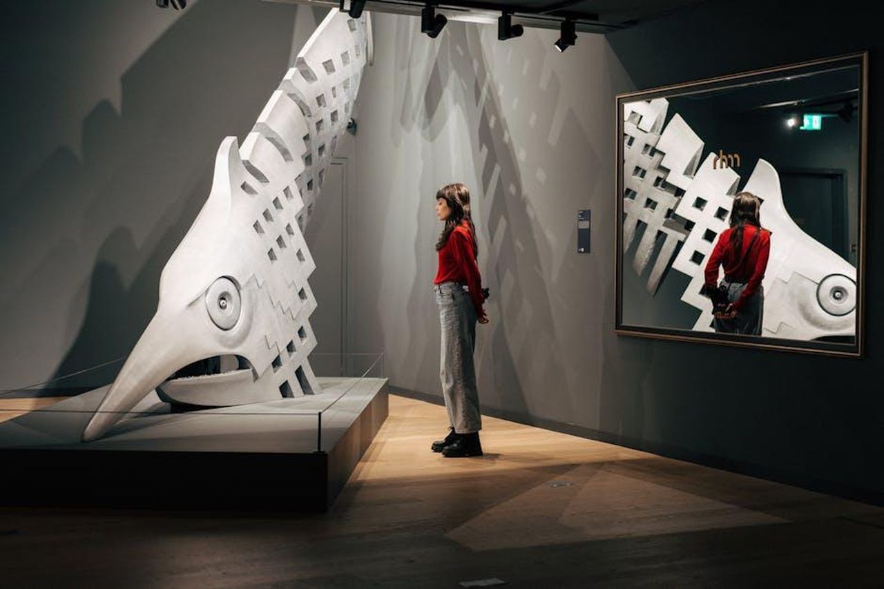 BMW_e_MINI_creano_mondi_tematici_per_la_Milano_Design_Week_XbDbR8day4 - Veicoli24 Source: Gül Işık - pexels - Woman admires modern sculpture in an art gallery setting, reflecting in mirror.