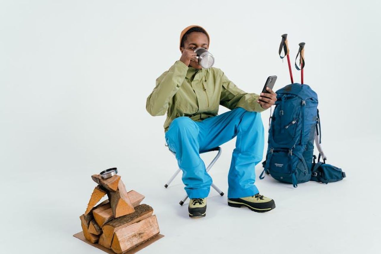 Cambiamenti_normativi_per_il_FIA_GT_World_Cup_2025_GqCoPRSc0N - Veicoli24 Source: Tima Miroshnichenko - pexels - An adult hiker sitting and enjoying a coffee break with backpacking gear indoors.