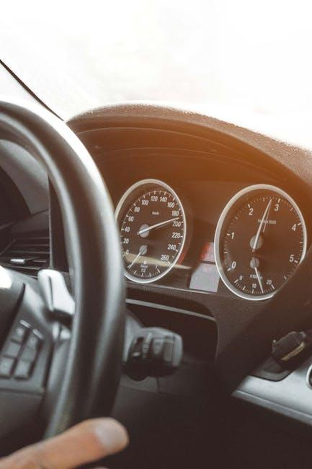 Caratteristiche_della_Lucid_Air_2025_Sxtg4QUF2k - Veicoli24 Source: Hassan OUAJBIR - pexels - Close-up of a car's speedometer and dashboard illustrating modern vehicle design.