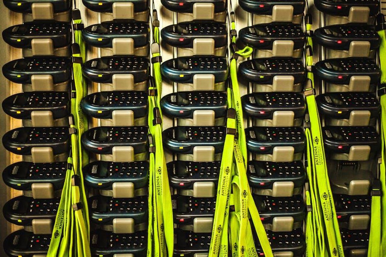 Caratteristiche_e_Prezzo_del_Quasar_2_b8jc4D5mXY - Veicoli24 Source: Francesco Paggiaro - pexels - Electronic devices neatly organized in storage with charging cables for efficient management.