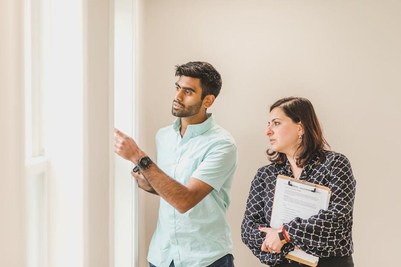 Caratteristiche_e_specifiche_X0Ovs6KpzT - Veicoli24 Source: RDNE Stock project - pexels - Realtor showing a property to a client indoors, discussing details.