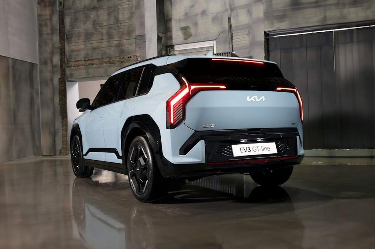 Caratteristiche_principali_della_Kia_EV3_Ai2rGT9F1Y - Veicoli24 Source: Hyundai Motor Group - pexels - Sleek Kia EV3 GT-Line showcased in a modern interior setting, highlighting its futuristic design.