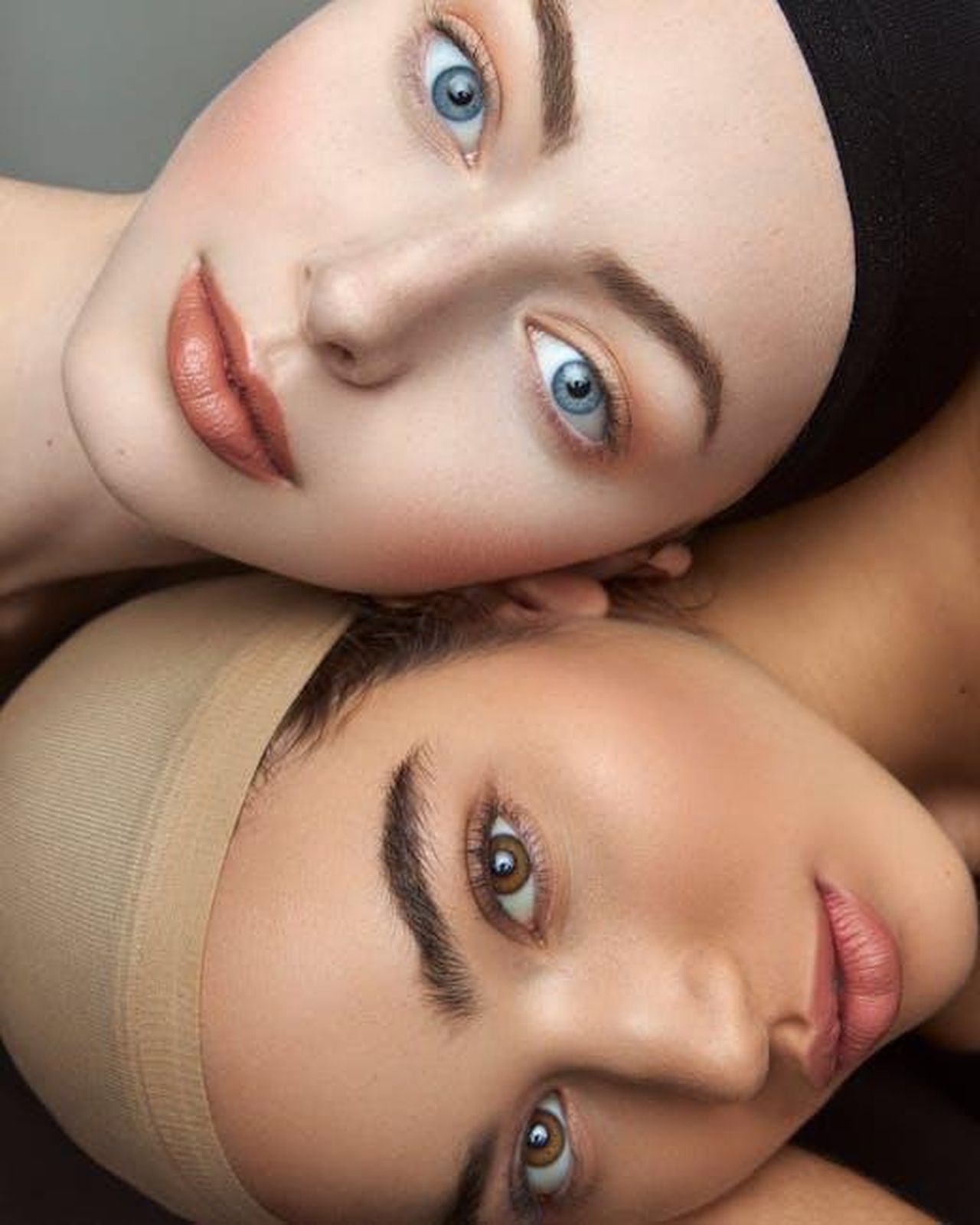 Caratteristiche_yQv2lF27t6 - Veicoli24 Source: Tatan Zuleta - pexels - Close-up portrait of two women with complementary eye colors wearing caps in Cali, Colombia.