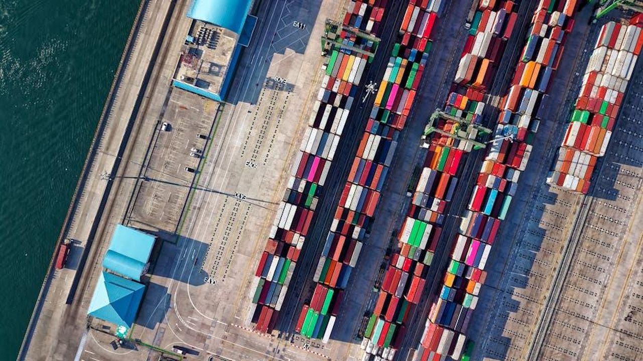 Catene_di_approvvigionamento_e_diritti_umani_scQIPqVPzd - Veicoli24 Source: Tom Fisk - pexels - Top view of colorful shipping containers at a bustling port in Jakarta, Indonesia.